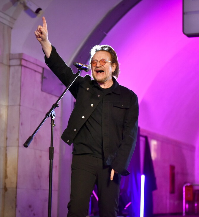 Bono τραγουδά