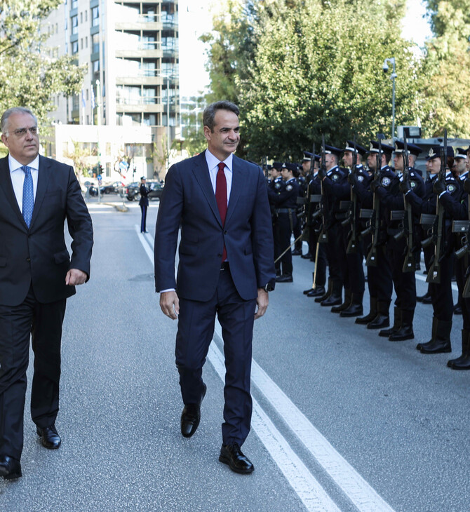 Θεοδωρικάκος και Μητσοτάκης με αστυνομικούς