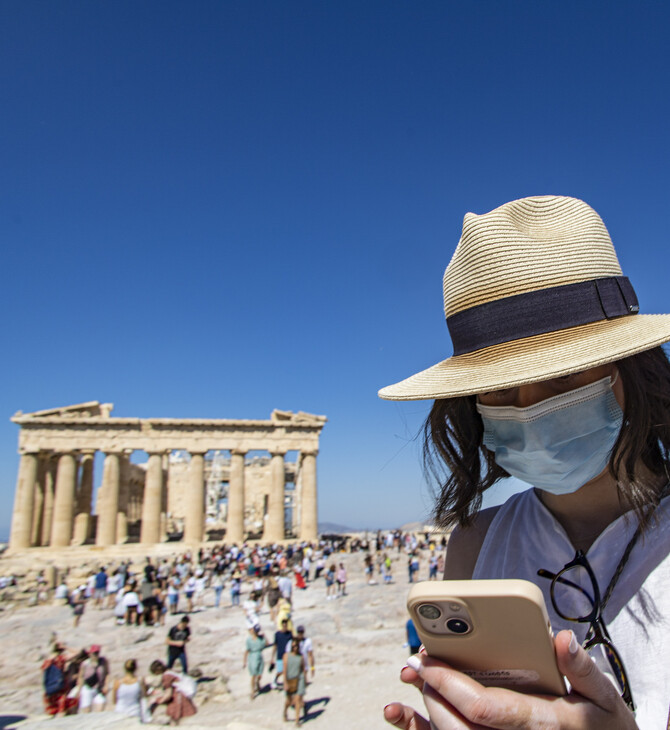 Τουρίστρια με μάσκα στην Ακρόπολη