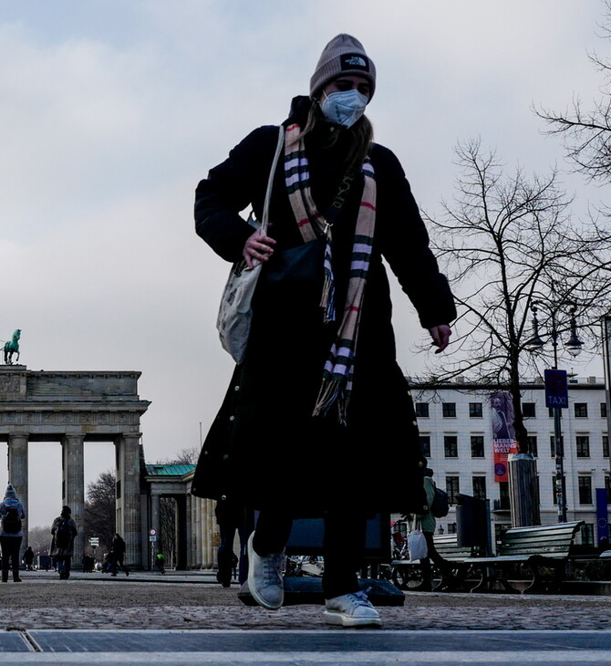 Γυναίκα με μάσκα στο Βερολίνο
