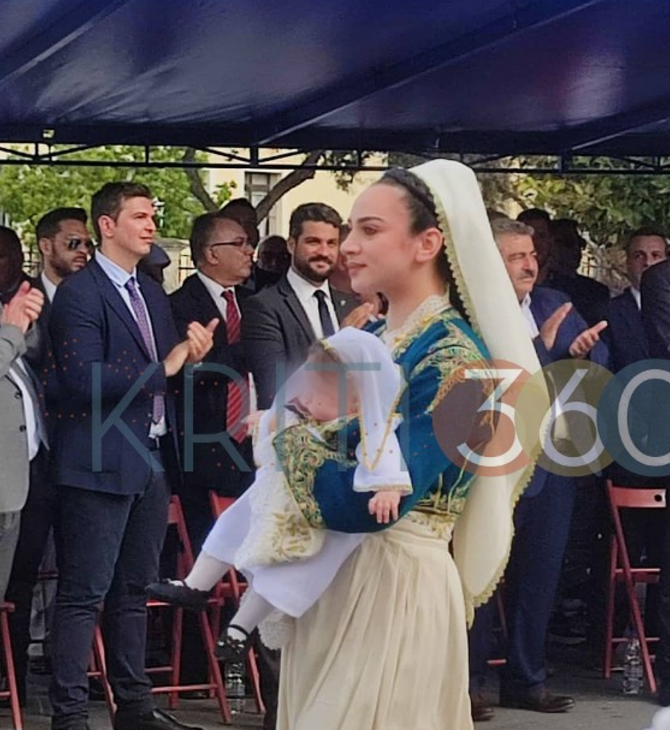 Χανιά: Έκανε παρέλαση με το μωρό της στην αγκαλιά της- Μητέρα σημαιοφόρος, γιος παραστάτης στη Σύρο 