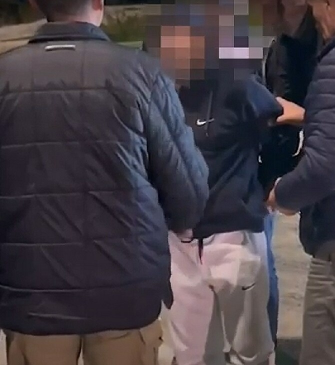 Η στιγμή της παράδοσης του βιαστή με το τατουάζ» στις ελληνικές αρχές