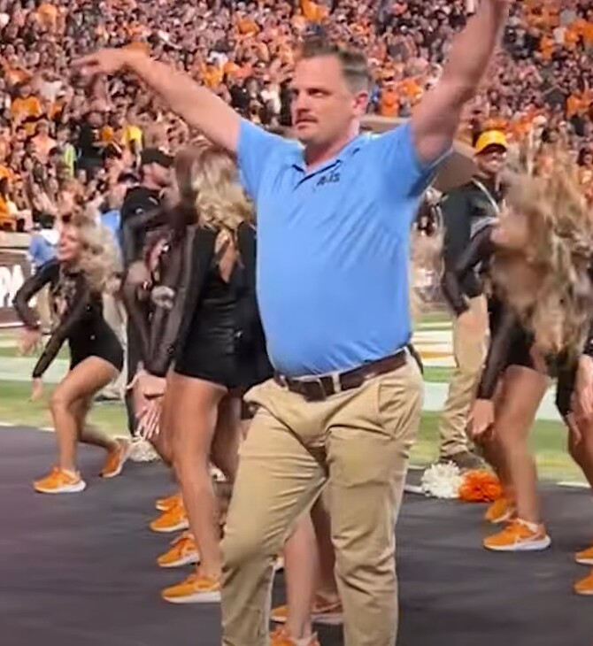 Άνδρας της ασφάλειας γηπέδου χορεύει μαζί με τις cheerleaders και γίνεται viral