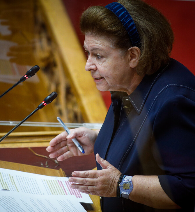 Η Λίνα Μενδώνη στο βήμα της Βουλής
