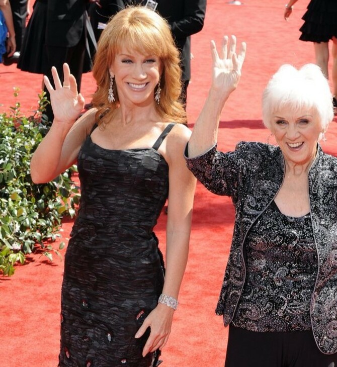 Kathy Griffin: Τη μπλόκαρε το Twitter και επέστρεψε μέσω του λογαριασμού της νεκρής μητέρας της- «Έκλεψες το αστείο, μ@@@λα» λέει στον Μασκ