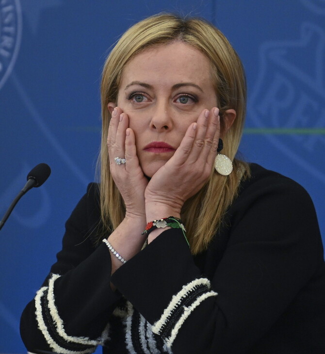 Η Τζόρτζια Μελόνι με τα χέρια στο πρόσωπο