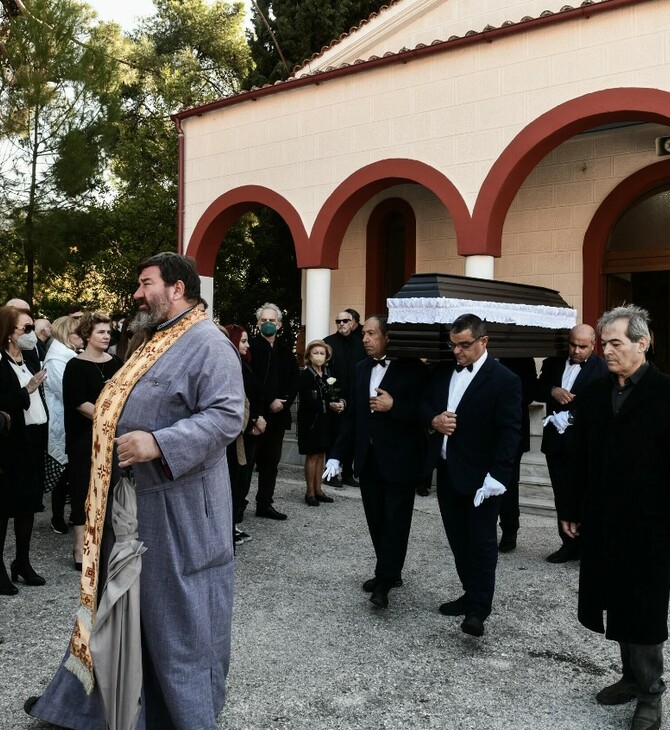 Μίνα Αδαμάκη: Ο καλλιτεχνικός κόσμος «αποχαιρετά» την ηθοποιό - Πλήθος κόσμου στην κηδεία
