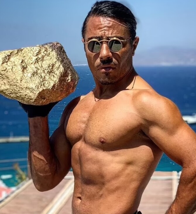 Salt Bae: Απαντά με μια «χρυσή» μπριζόλα στην κριτική για τον λογαριασμό των 161.000 ευρώ