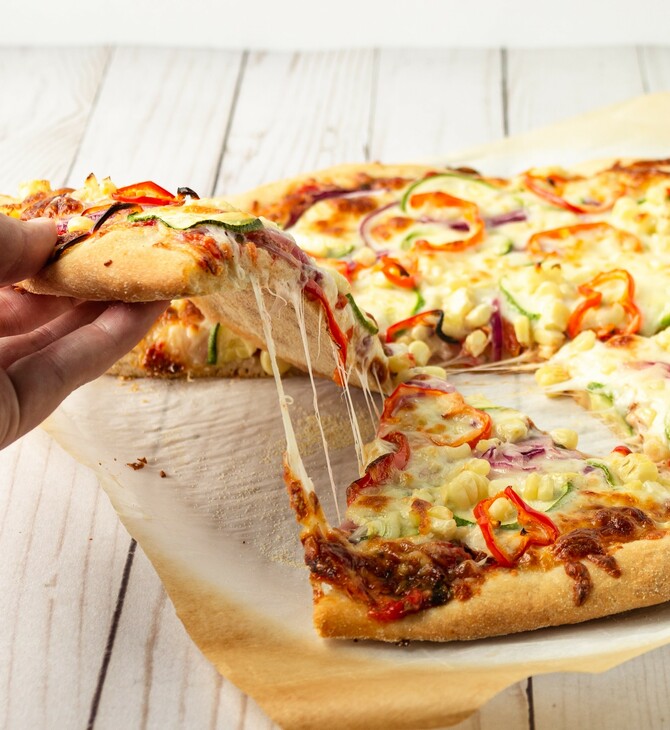 Επιστήμονες πρόσθεσαν «αόρατες ίνες» σε τρόφιμα που κάνουν πίτσες, κέικ και ζυμαρικά πιο υγιεινά