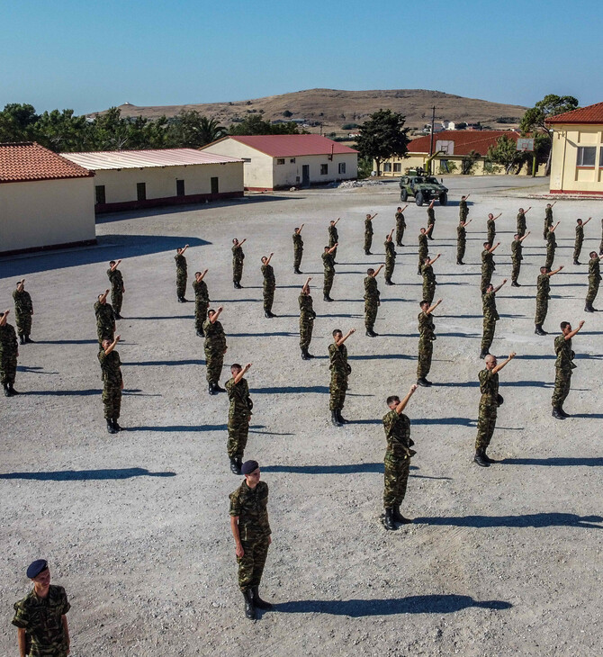 στρατιωτες