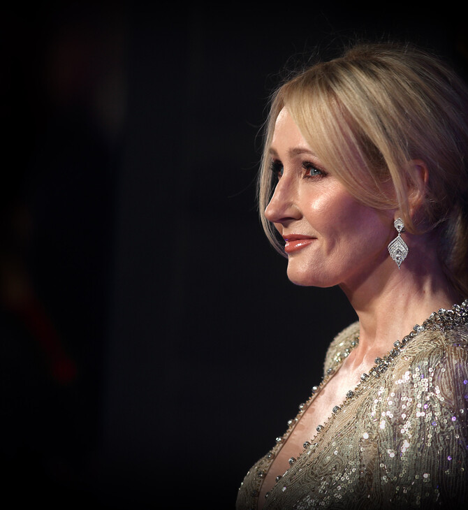 Η JK Rowling εγκαινίασε κέντρο στήριξης θυμάτων βιασμού που εξαιρεί τις τρανς γυναίκες 