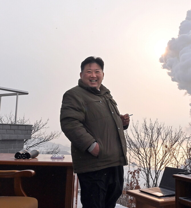 Χαμογελαστός, με ένα τσιγάρο στο χέρι, ο Κιμ παρακολουθεί νέα πυραυλική δοκιμή