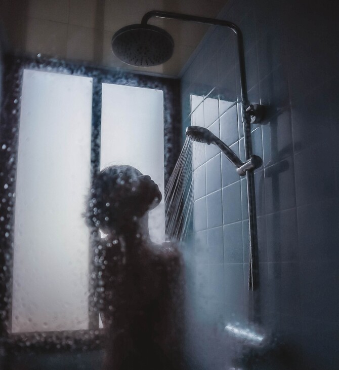 Σουηδία: Ντουζ με «κόφτη» στα 4 λεπτά και αδιάβροχη κλεψύδρα στους ενοίκους από εταιρεία διαχείρισης κατοικιών