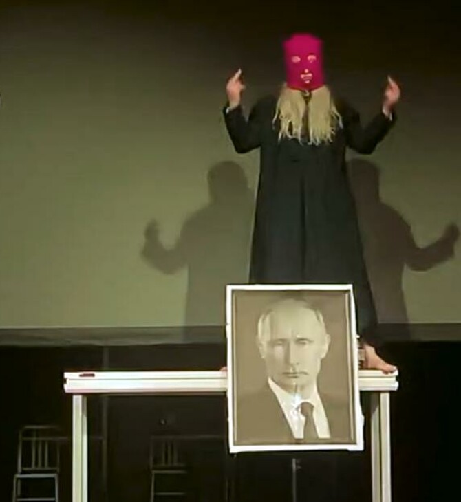 Νέο τραγούδι από τις Pussy Riot με επίθεση κατά του Πούτιν – «Μαμά, είμαι αιχμάλωτος, μη βλέπεις τηλεόραση»