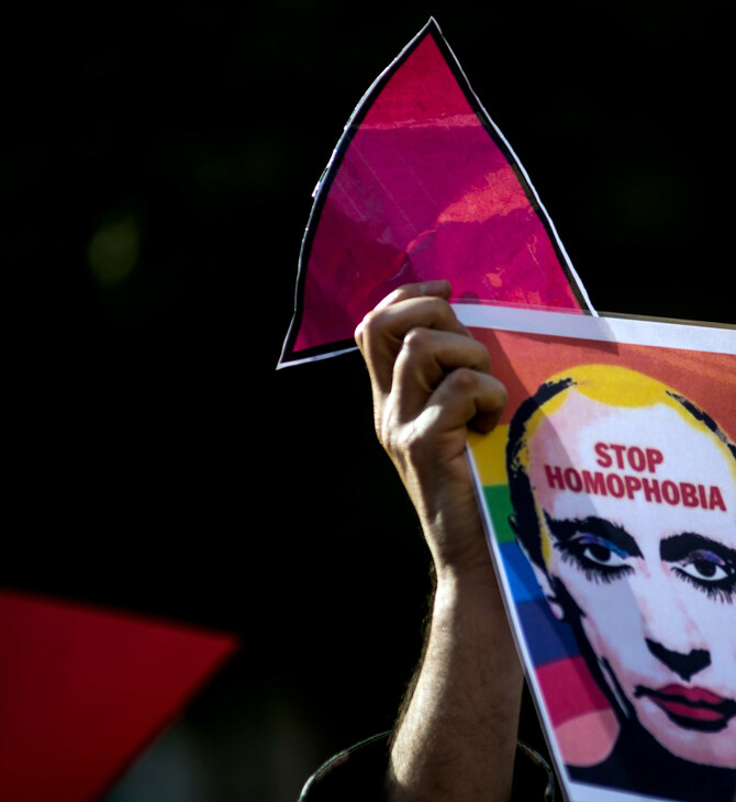 Νέο «προπαγανδιστικό» ρωσικό βίντεο με τον Πούτιν ντυμένο Άγιο Βασίλη να απομακρύνει αντικείμενα ΛΟΑΤΚΙ