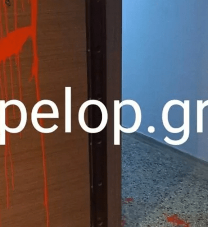 Κόκκινη μπογιά σε πόρτα