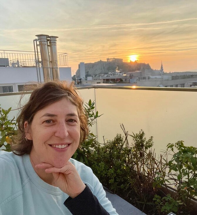 Mayim Bialik: Στην Αθήνα η «Amy» του «Big Bang Theory»- Η ανάρτηση με φόντο τον Ακρόπολη