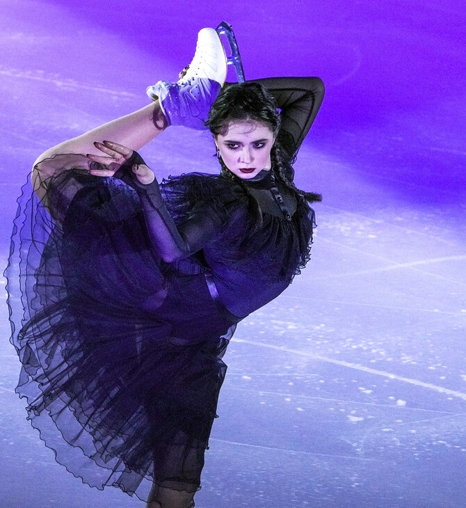 Η Καμίλα Βαλίεβα μεταμορφώθηκε σε Wednesday -To viral χορευτικό στο καλλιτεχνικό πατινάζ