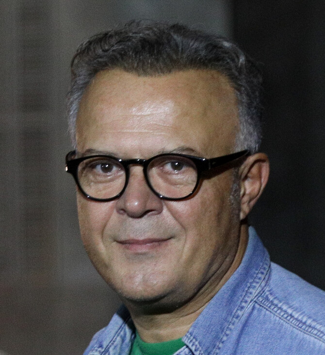 Ο Μιχάλης Ρέππας με γαλάζιο πουκάμισο