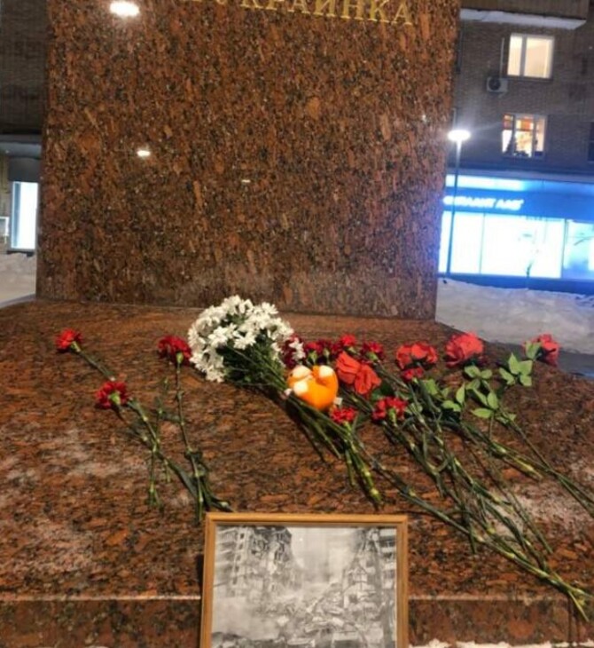 Ρωσία: Άφησαν λουλούδια για τα θύματα της Ντνίπρο σε μνημείο Ουκρανής ποιήτριας στη Μόσχα