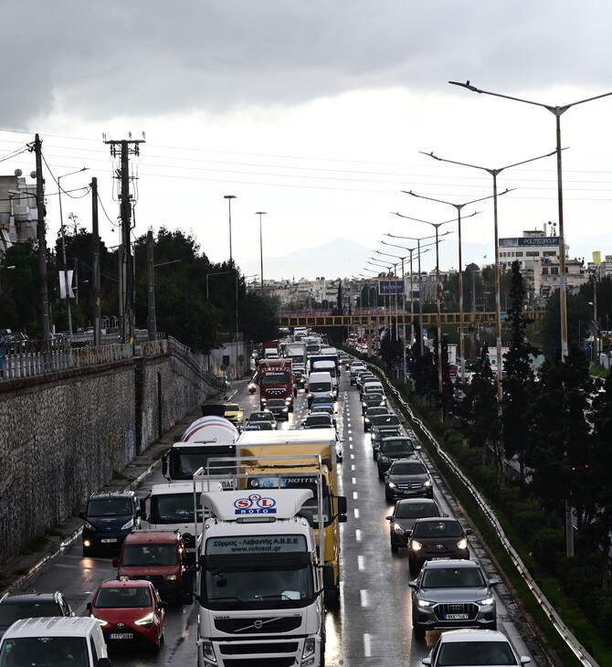 Κίνηση στους δρόμους: Μποτιλιάρισμα λόγω βροχής - Πού εντοπίζονται τα μεγαλύτερα προβλήματα