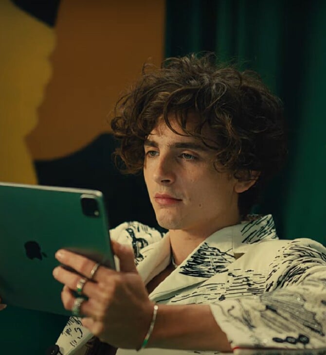 O Timothée Chalamet πρωταγωνιστεί στην νέα, αστεία καμπάνα της Apple TV+ 