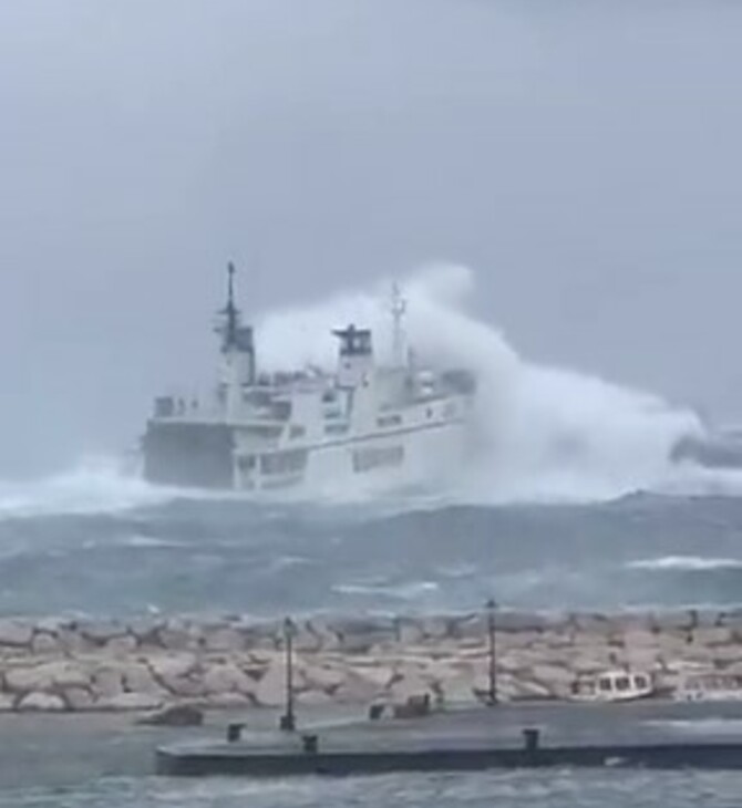 Ιταλία: Πλοίο σε φουρτουνιασμένη θάλασσα «μάχεται» με τα κύματα - Βίντεο που «κόβει» την ανάσα