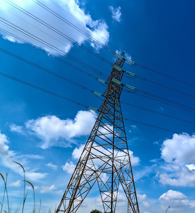 Κομισιόν: Σχέδιο για την προστασία των καταναλωτών από την αστάθεια των τιμών ηλεκτρικής ενέργειας