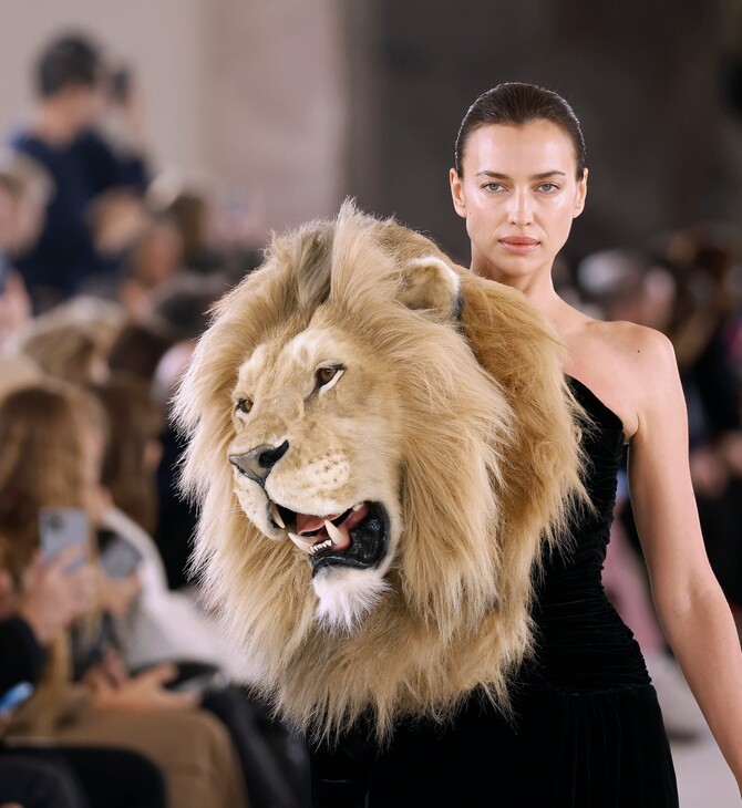 Η Ιρίνα Σάικ με λιοντάρι στο σόου Schiaparelli