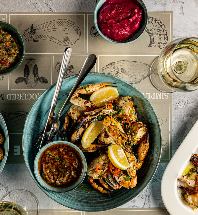 MEZZE Athens: Στην καρδιά της Αθήνας, στην οδό Μητροπόλεως, ξεκινά ένα ταξίδι γεμάτο γεύσεις της στεριάς και της θάλασσας, με πυξίδα την απλότητα, την αρμονία και τη ζεστασιά