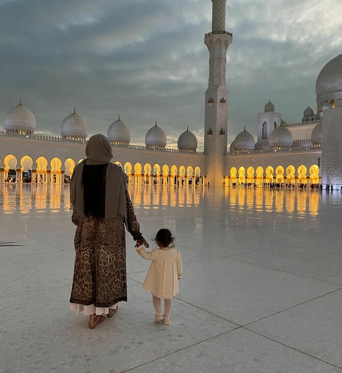 Ναόμι Κάμπελ: Σπάνιες φωτογραφίες με την κόρη της - Σε τζαμί στο Αμπού Ντάμπι 
