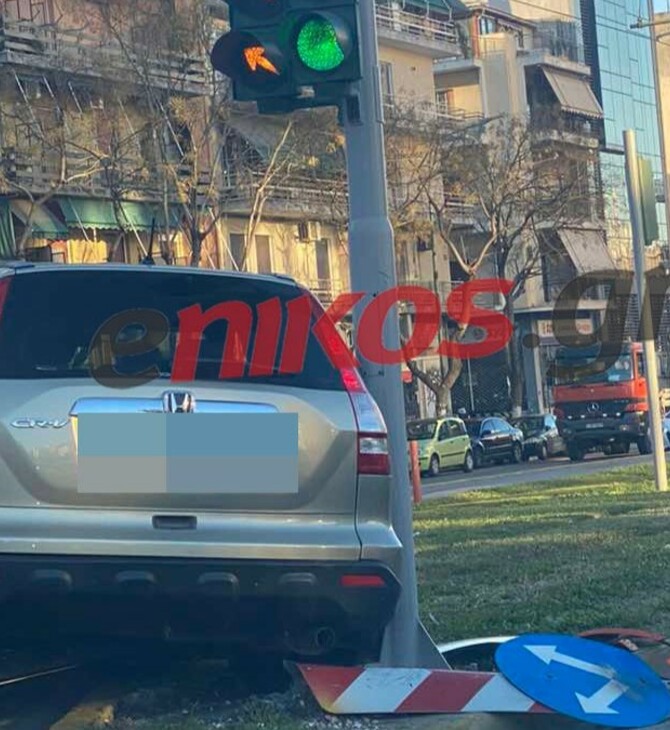 Τροχαίο στην Καλλιρόης - Σύγκρουση αυτοκινήτου με τραμ