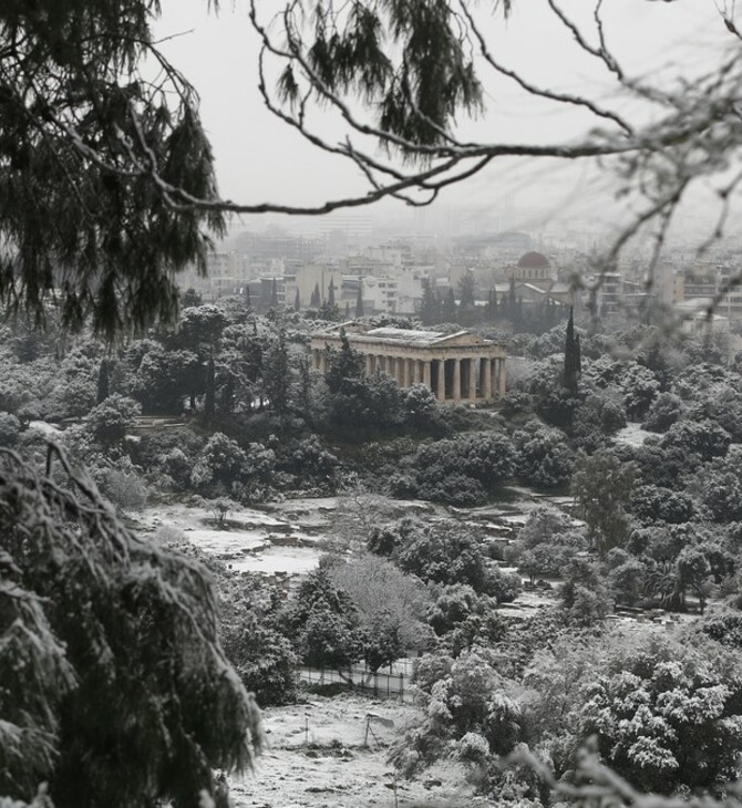 Ο ναός του Ηφαίστου χιονισμένος στο κέντρο της Αθήνας κατά την κακοκαιρία «Ελπίς». Φωτ: ΑΠΕ-ΜΠΕ