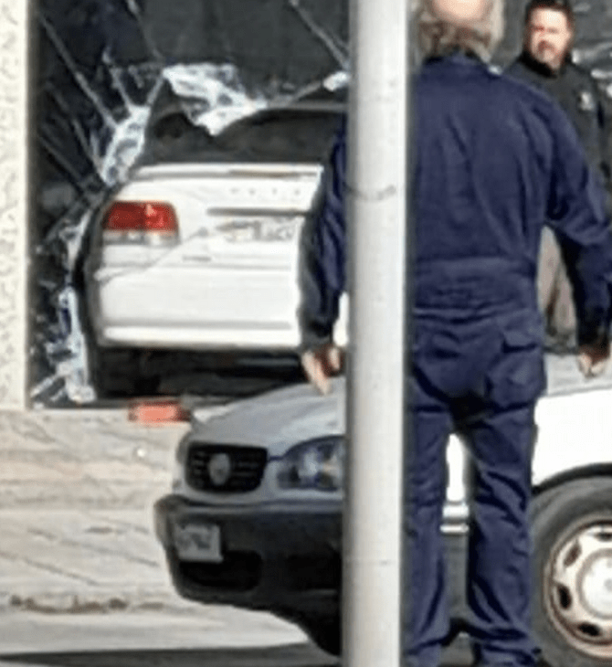 Θεσσαλονίκη: Αυτοκίνητο πέρασε μέσα από τζαμαρία μετά από σύγκρουση 