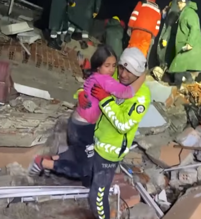 Σεισμός στην Τουρκία: Διασώθηκαν βρέφη και παιδιά από τα χαλάσματα- «Πού είναι η μαμά μου» 