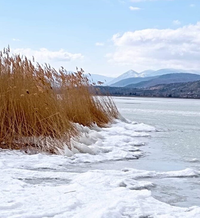 Κακοκαιρία Barbara: Πάγωσε η λίμνη Πετρών στο Αμύνταιο, κατάλευκες οι παραλίες σε Λάρισα και Βόλο