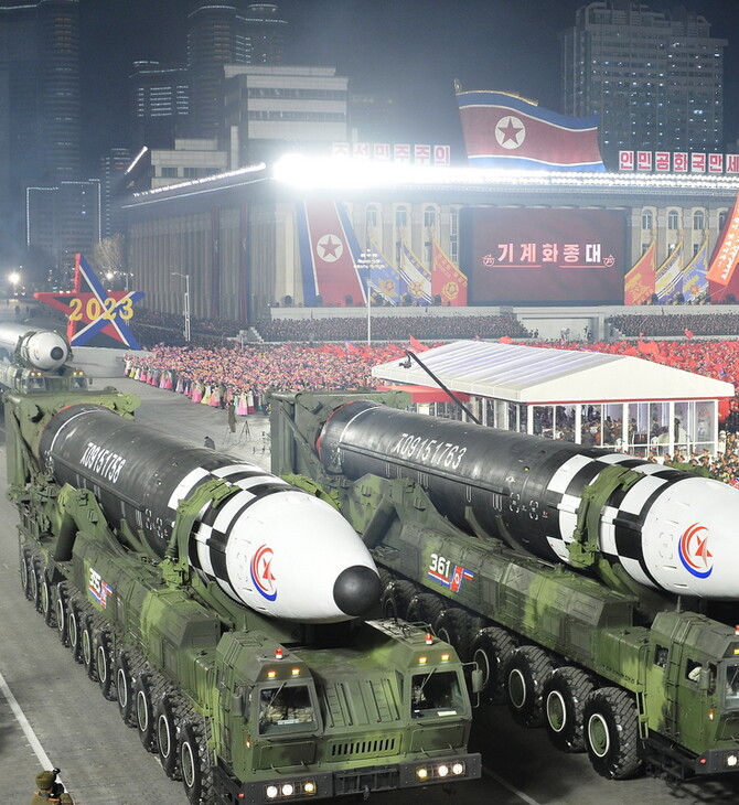 Βόρεια Κορέα: Νυχτερινή παρέλαση με περισσότερους πυραύλους ICBM από ποτέ- Και ίσως ένα «νέο όπλο»