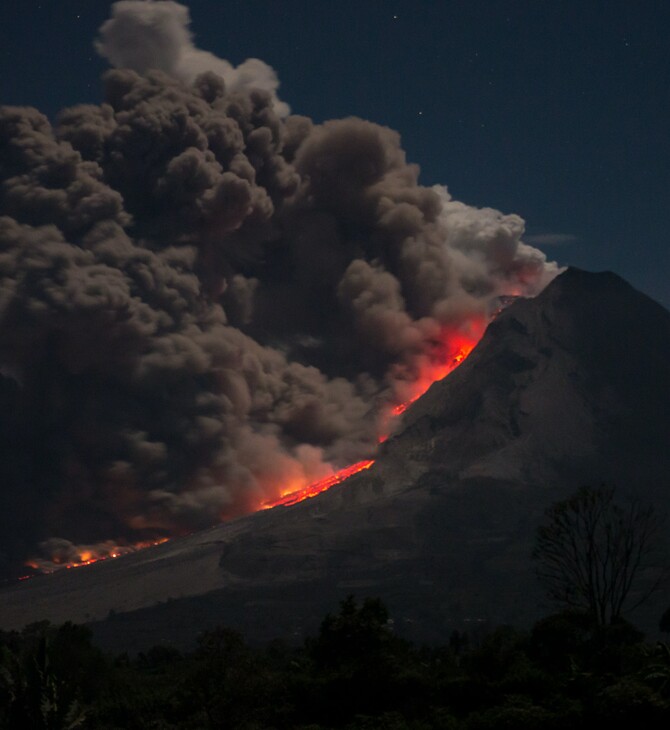 Ινδονησία: Ηφαιστειακές εκρήξεις αύξησαν το επίπεδο συναγερμού