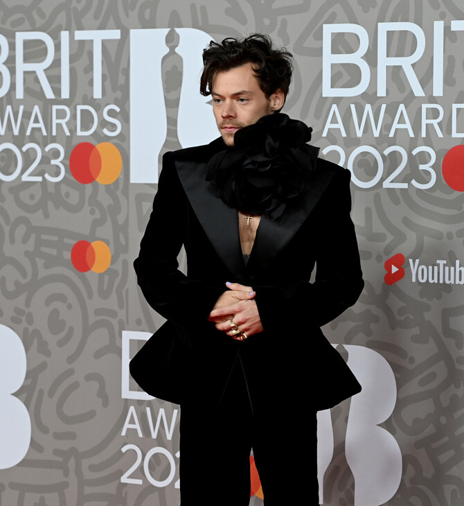 Brit Awards: Εντυπωσίασε ο Χάρι Στάιλς με βελούδινο κοστούμι και κορσάζ-γίγας -Η εκκεντρική εμφάνιση του Σαν Σμιθ