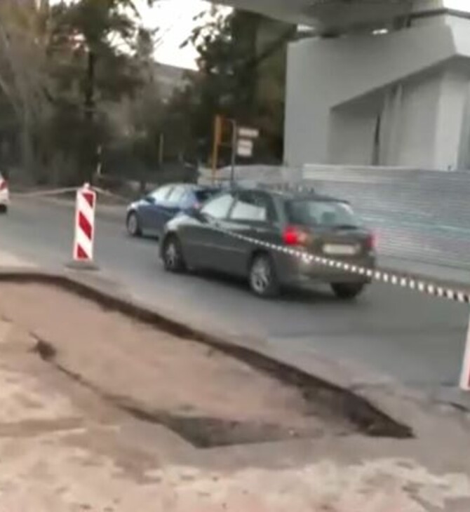 Μετ' εμποδίων η κίνηση στη Λεωφόρο Αθηνών - Έσπασε αγωγός νερού