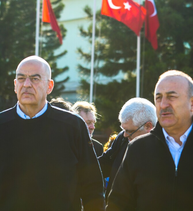 Φωτ: Eurokinissi. Ο υπουργός Εξωτερικών Νίκος Δένδιας και ο Τούρκος ομόλογός του Μεβλούτ Τσαβούσογλου στις πληγείσες περιοχές.
