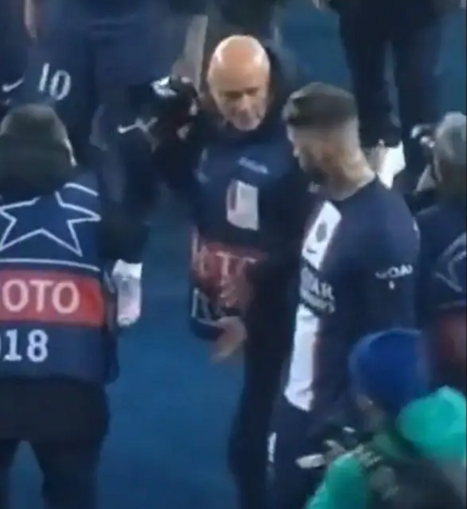 Ο Σέρχιο Ράμος έσπρωξε φωτογράφο, μετά την ήττα της Παρί Σεν Ζερμέν από την Μπάγερν