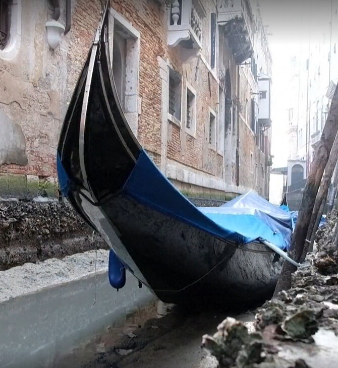 Η άμπωτη «εξαφάνισε» το νερό από τα κανάλια της Βενετίας