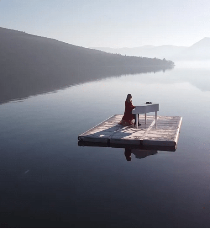 Καστοριά: Η «ιπτάμενη πιανίστα» Έλενα Ξυδιά έπαιξε πιάνο στη μέση της λίμνης