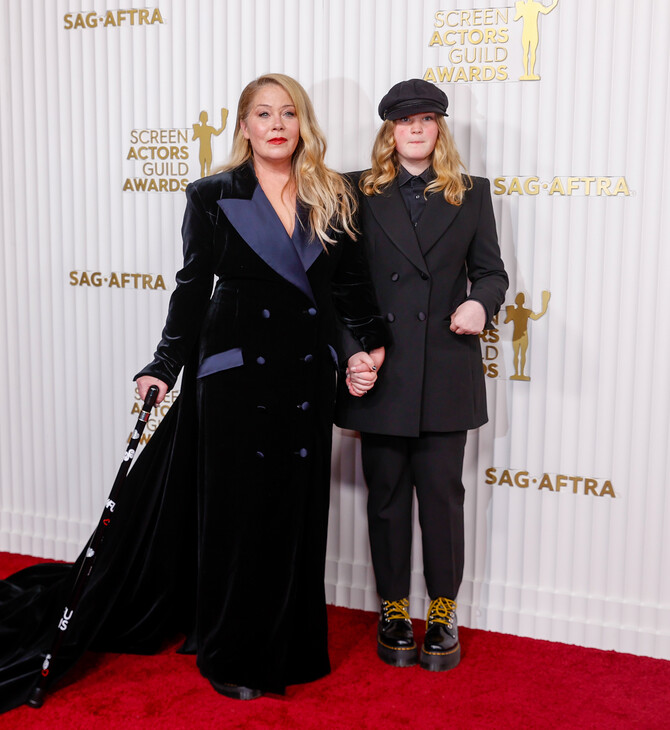 Βραβεία SAG: Στα βραβεία η Christina Applegate με μπαστούνι – Το ιδιαίτερο μήνυμά της