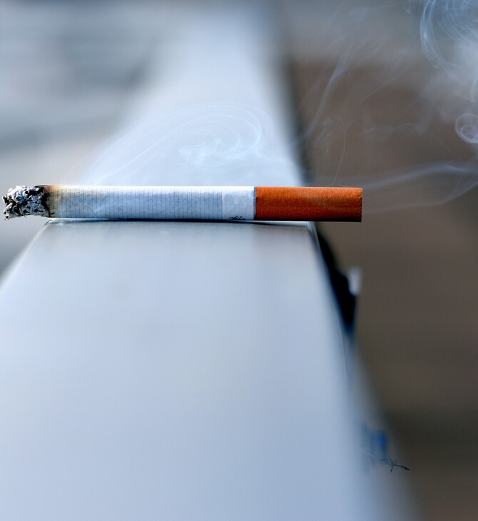 Ένα «έξυπνο» κολιέ βοηθά τους καπνιστές να κόψουν το τσιγάρο