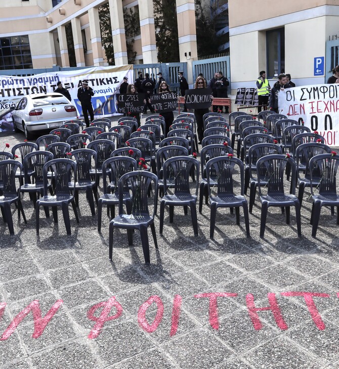Τέμπη: 57 άδειες καρέκλες έξω από το υπουργείο Μεταφορών, όσοι και οι νεκροί- Διαμαρτυρία φοιτητών