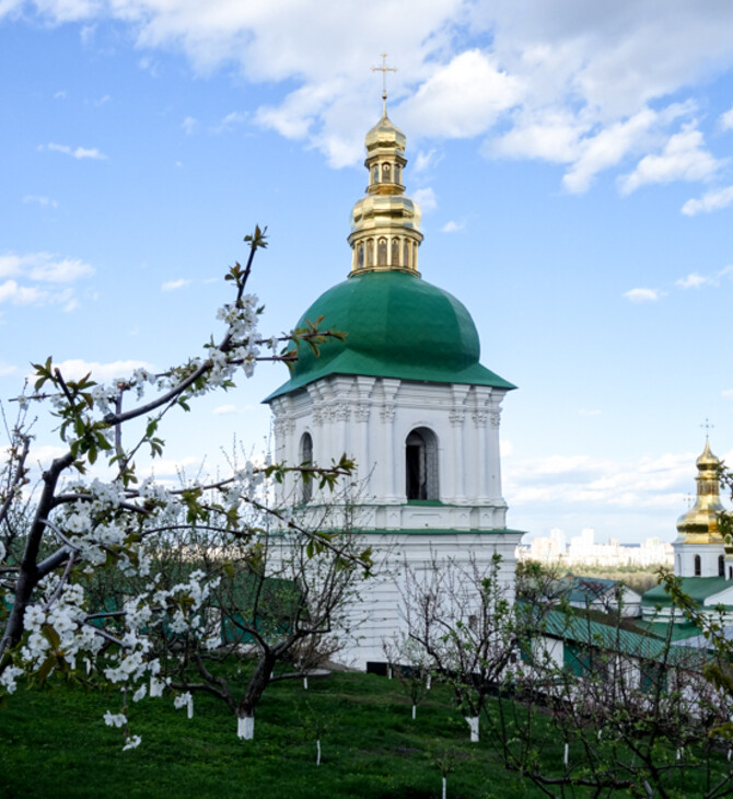 Ο Ζελένσκι διώχνει τη μη αυτοκέφαλη ουκρανική ορθόδοξη εκκλησία από μοναστήρι του Κιέβου