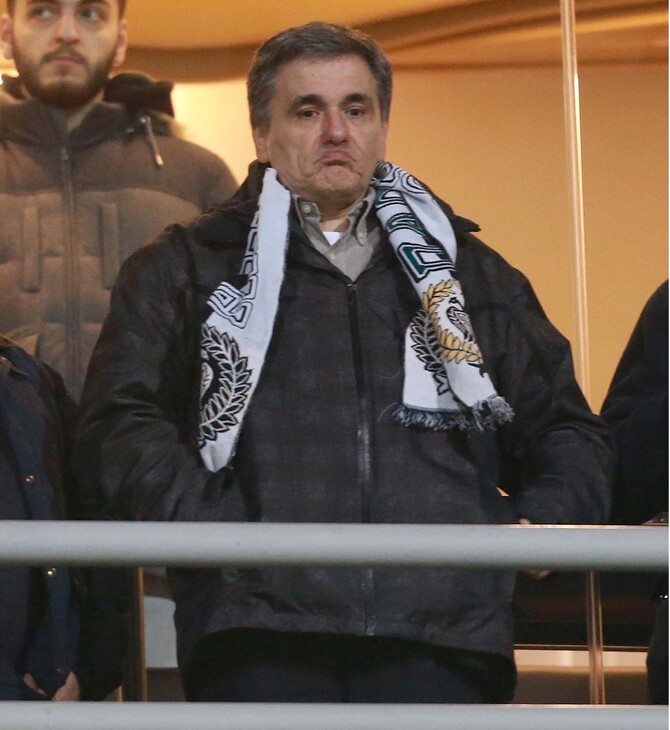 Ο Ευκλείδης Τσακαλώτος λέει σύνθημα του ΠΑΟΚ: «Μάικλ Τζάκσον ζεις, για πάντα ΠΑΟΚτσης»