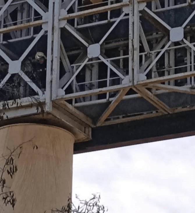 Θεσσαλονίκη: Οι ισχυροί άνεμοι έκαναν «ανεμόμυλο» τον φωτεινό πίνακα του Καυτανζογλείου